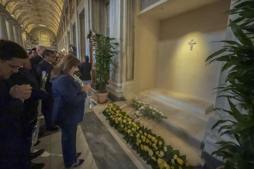 Presidenta Boluarte rindió homenaje a la memoria del papa Francisco