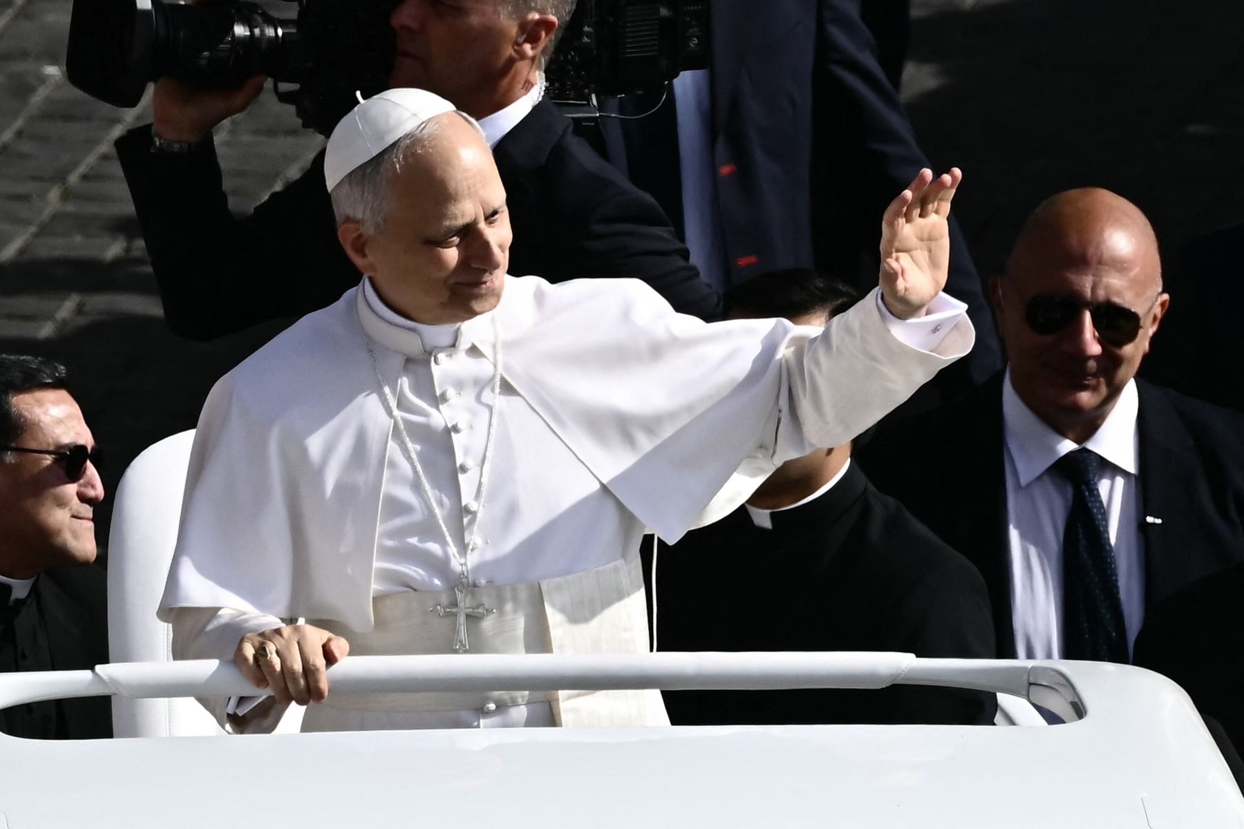 El Papa León XIV saluda a la multitud desde el papamóvil antes de la Santa Misa de inicio de su pontificado, en la plaza de San Pedro del Vaticano.
Foto: AFP