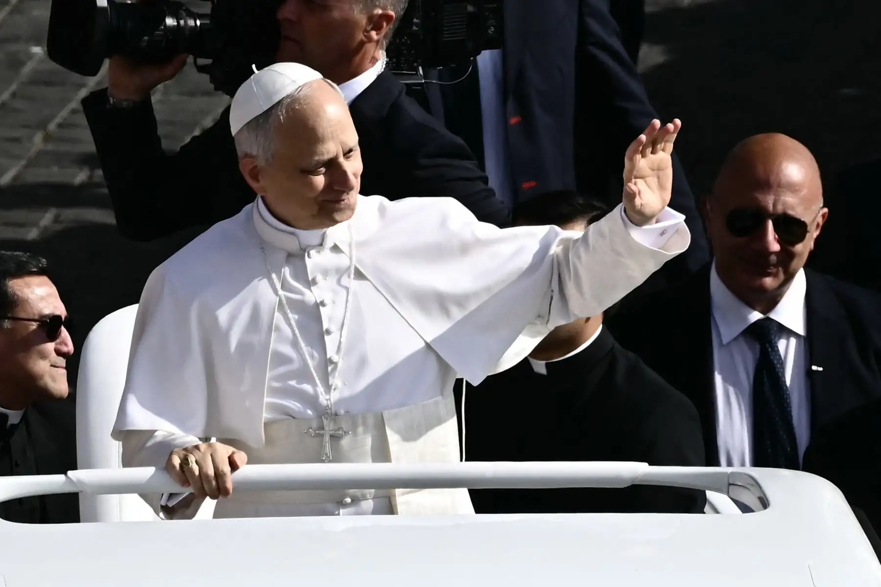 El Papa León XIV saluda a la multitud desde el papamóvil antes de la Santa Misa de inicio de su pontificado, en la plaza de San Pedro del Vaticano.
Foto: AFP