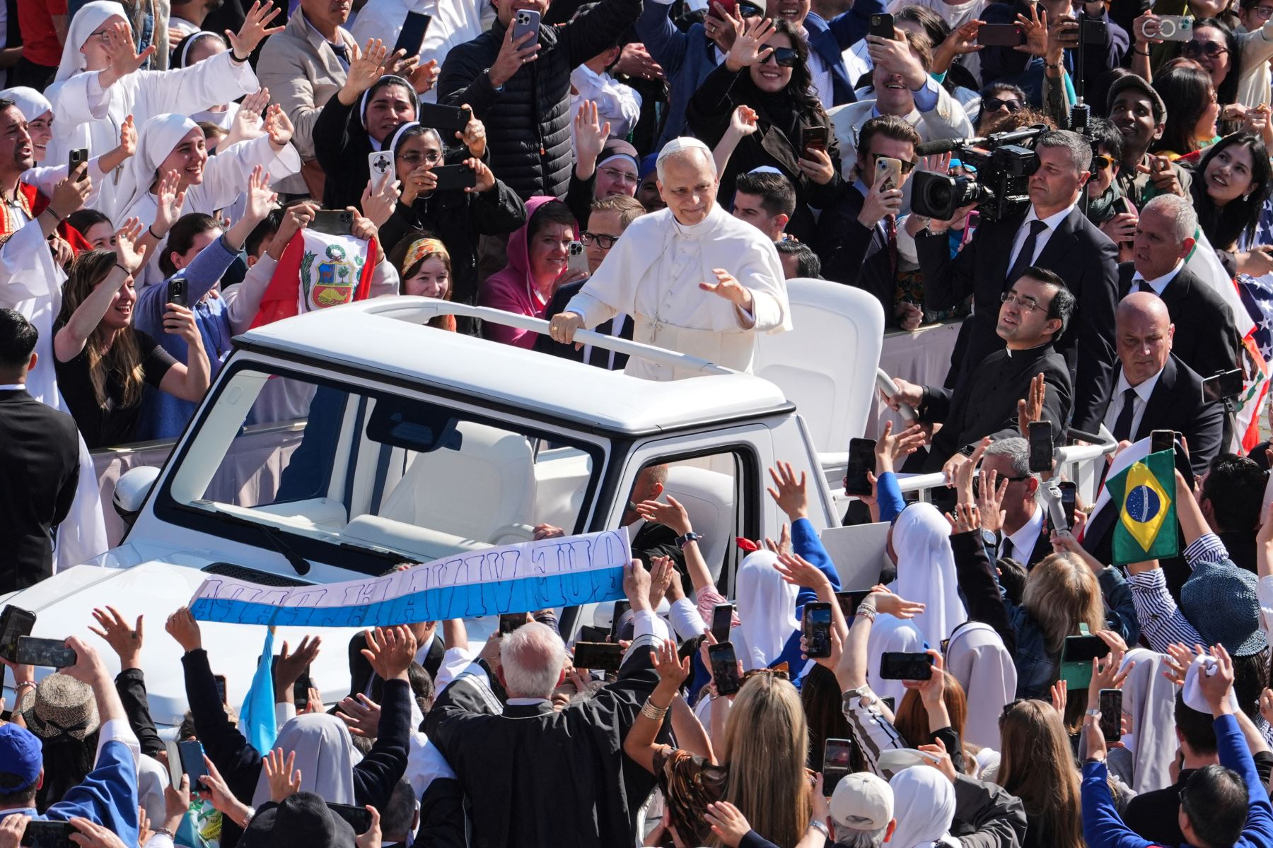 El Papa León XIV saluda a la multitud desde el papamóvil antes de la Santa Misa de inicio de su pontificado, en la plaza de San Pedro del Vaticano.
Foto: AFP