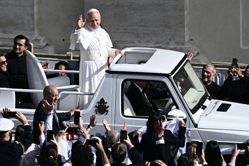 Ceremonia de entronización del papa León XIV: así fue el primer recorrido en papamóvil del papa León XIV en plaza San Pedro