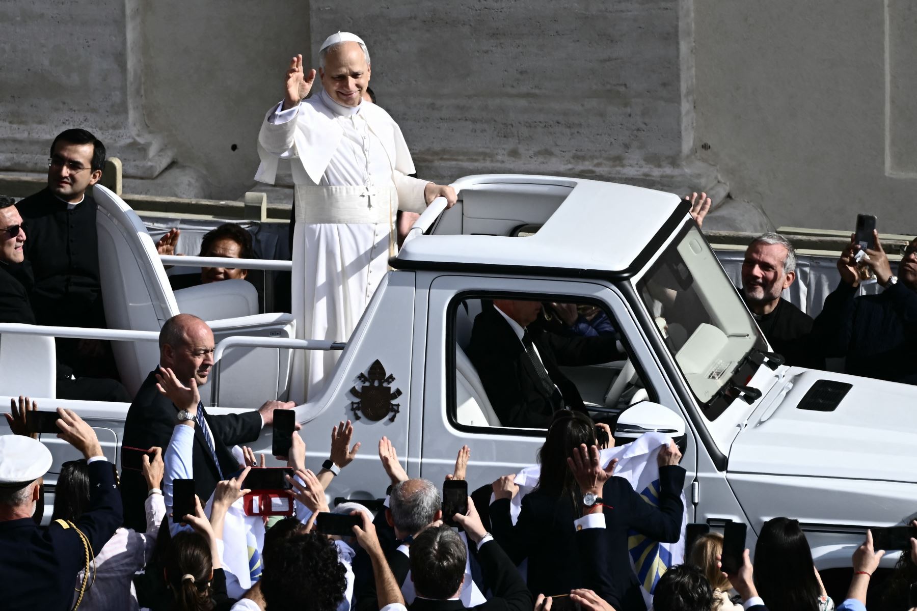 El Papa León XIV saluda a la multitud desde el papamóvil antes de la Santa Misa de inicio de su pontificado, en la plaza de San Pedro del Vaticano.
Foto: AFP
