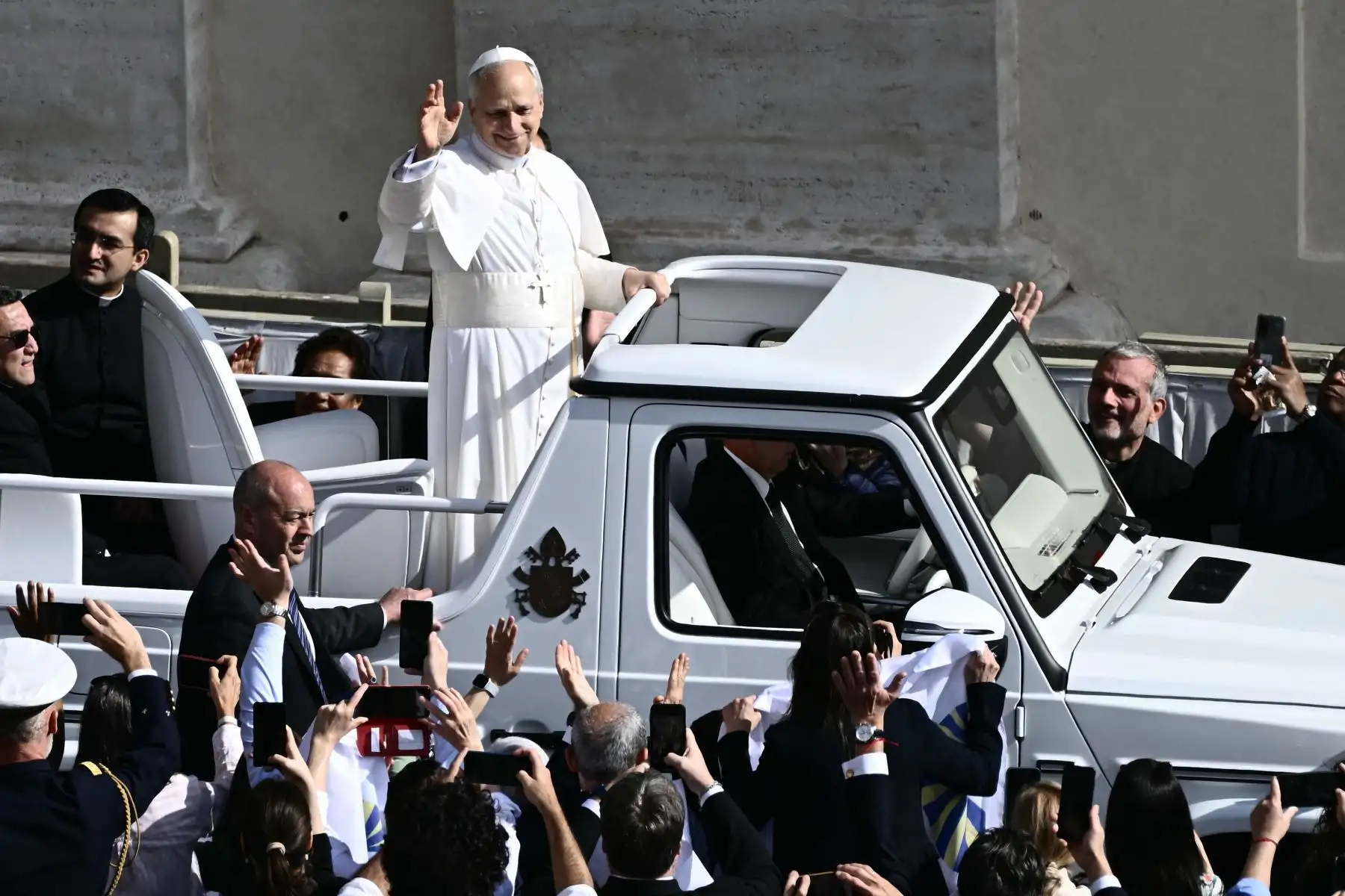 El Papa León XIV saluda a la multitud desde el papamóvil antes de la Santa Misa de inicio de su pontificado, en la plaza de San Pedro del Vaticano.
Foto: AFP
