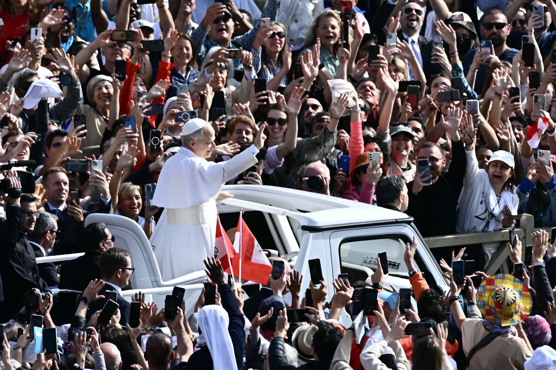 El Papa León XIV saluda a la multitud desde el papamóvil antes de la Santa Misa de inicio de su pontificado, en la plaza de San Pedro del Vaticano.
Foto: AFP