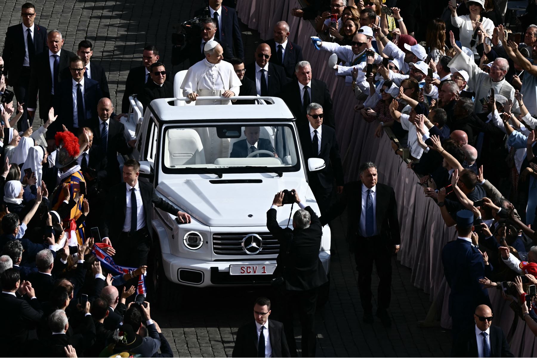 El Papa León XIV saluda a la multitud desde el papamóvil antes de la Santa Misa de inicio de su pontificado, en la plaza de San Pedro del Vaticano.
Foto: AFP