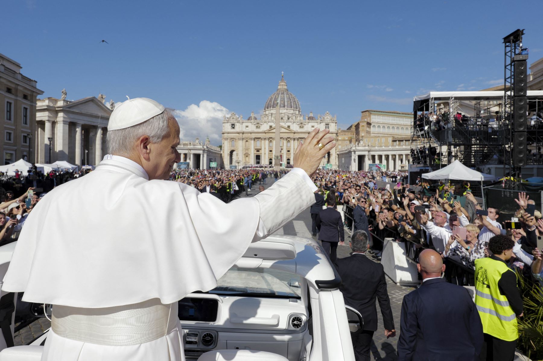 El Papa León XIV saluda a la multitud desde el papamóvil antes de la Santa Misa de inicio de su pontificado, en la plaza de San Pedro del Vaticano.
Foto: AFP