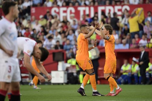 Kylian Mbappre celebra su gol ante el Sevilla
