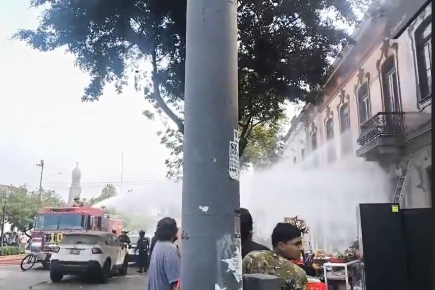 Bomberos combaten incendio que se registra en casona en el centro de Lima. Foto: ANDINA/CapturaTV.