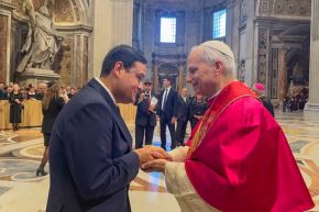 Con mucha fe y devoción, el gobernador rergional de Lambayeque le llevó al papa León  XIV el saludo de todo el pueblo chiclayano.