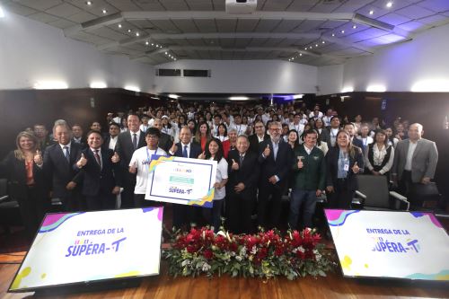 Ministros de los sectores Trabajo y  Desarrollo Agrario participan en la ceremonia de beca SUPÉRA-T del FONDOEMPLEO