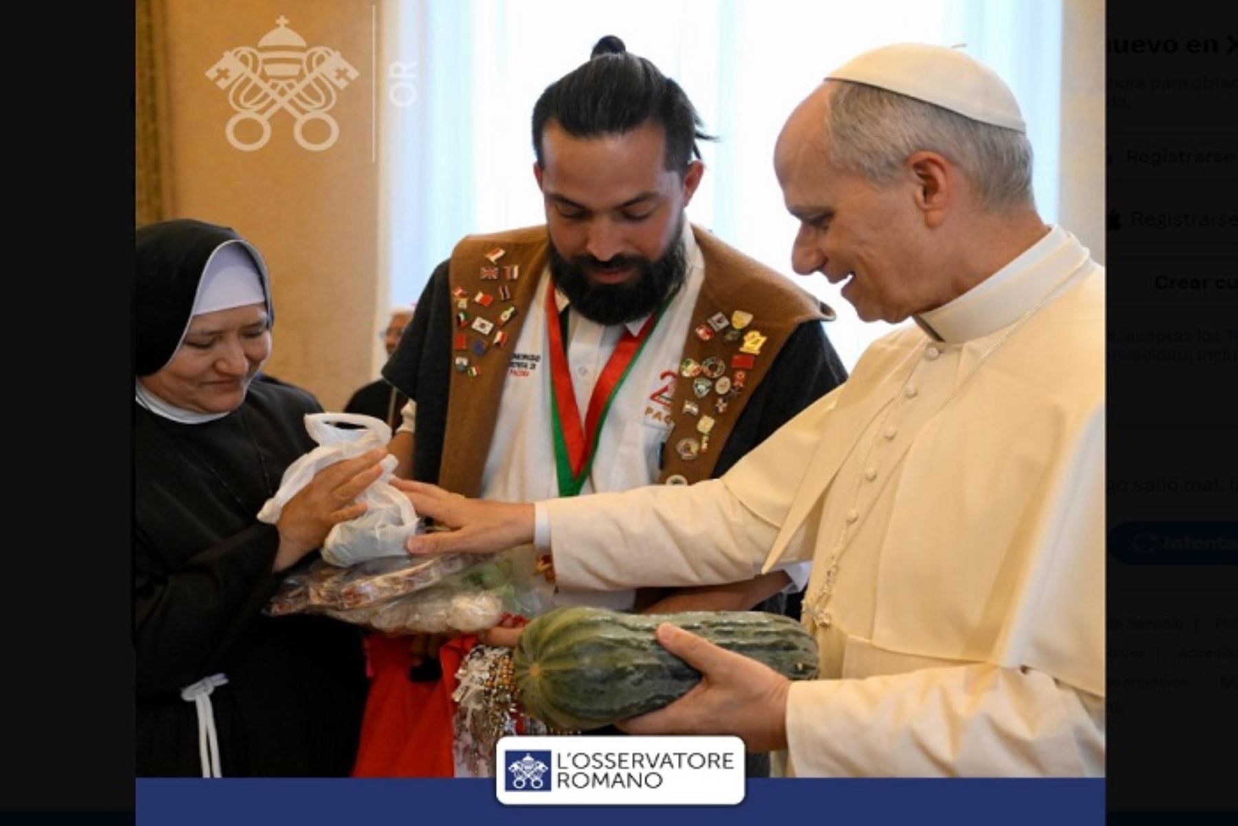 El papa León XIV sostiene en sus manos un zapallo loche, un producto emblemático de Lambayeque, lo que demuestra la fuerte conexión del jefe de la Iglesia católica con Chiclayo. ANDINA/Difusión