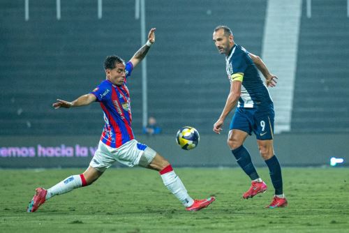Hernán Barcos en el ataque de Alianza Lima, este lunes en Matute. Foto: X.