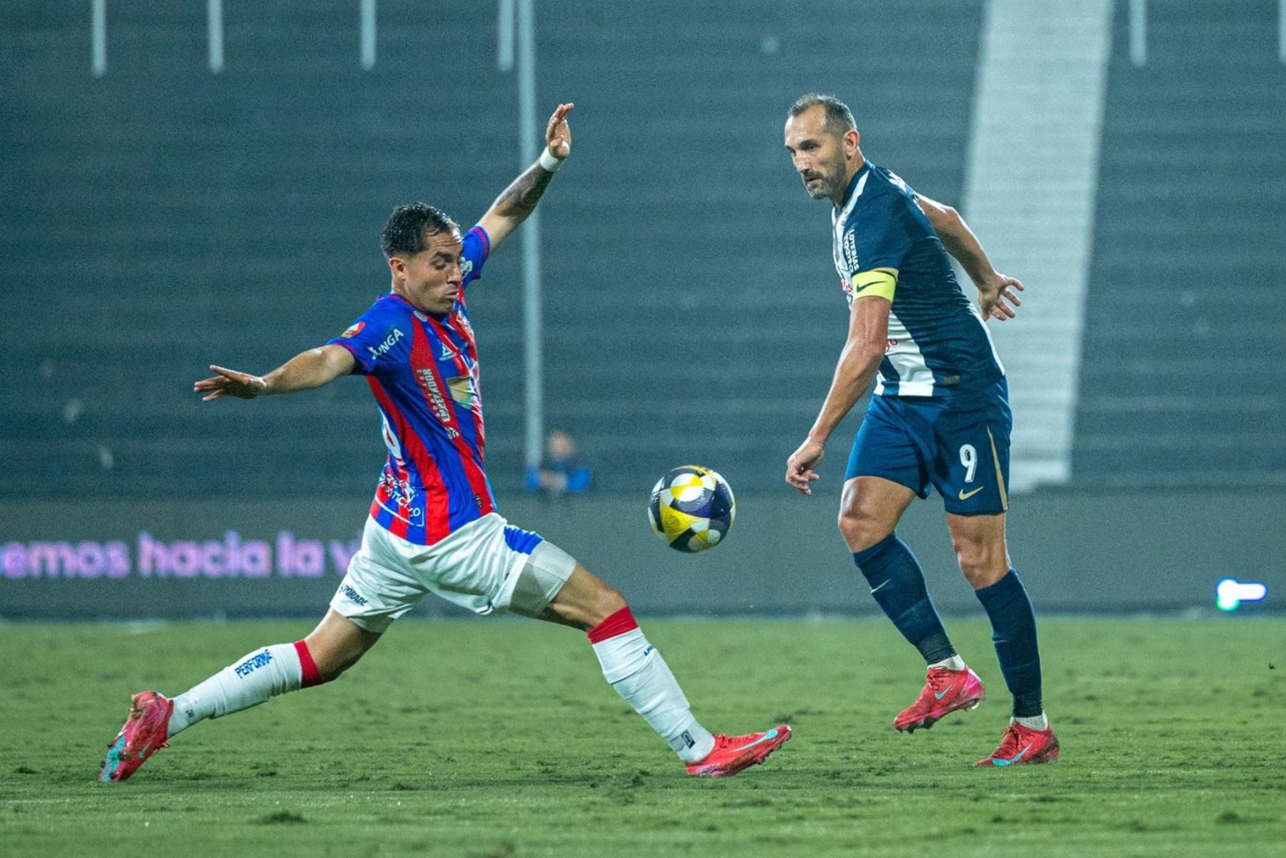 Hernán Barcos en el ataque de Alianza Lima, este lunes en Matute. Foto: X.