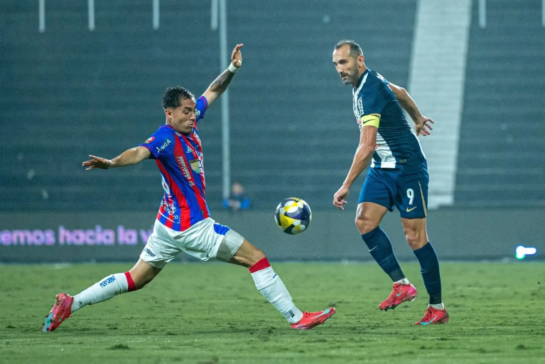 Hernán Barcos en el ataque de Alianza Lima, este lunes en Matute. Foto: X.