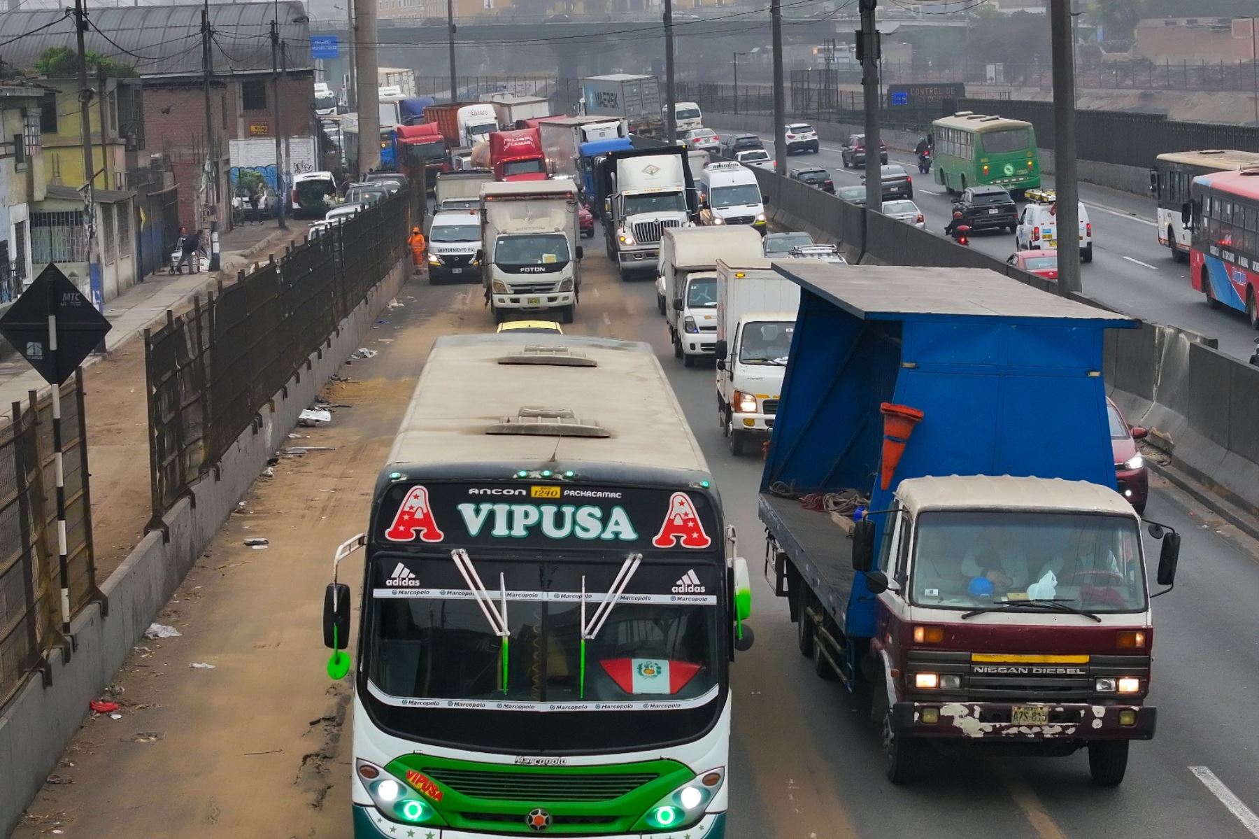 Gran congestión vehicular por triple choque de camiones de carga en la vía de evitamiento en el Rímac. Foto: ANDINA/Braian Reyna.