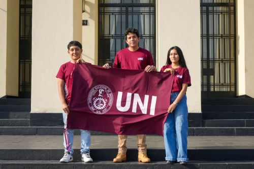 Jesús Noroña Velarde, Solina Juscamaita Tello y Kevin Pizarro Morales, estudiantes de la Facultad de Ingeniería de Petróleo, Gas Natural y Petroquímica de la Universidad Nacional de Ingeniería ganaron el primer puesto, Best Overall, del AVEVA Academic Competition 2025. Foto: ANDINA/Difusión