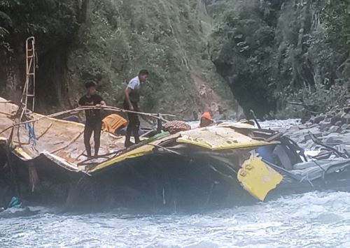 Efectivos policiales y pobladores reanudaron esta mañana las labores de búsqueda y rescate de las víctimas de la caída de un bus interprovincial al río Inambari. Hasta ahora solo se rescató dos heridos y dos  fallecidos, pero se teme que hayan más víctimas mortales. ANDINA/Difusión