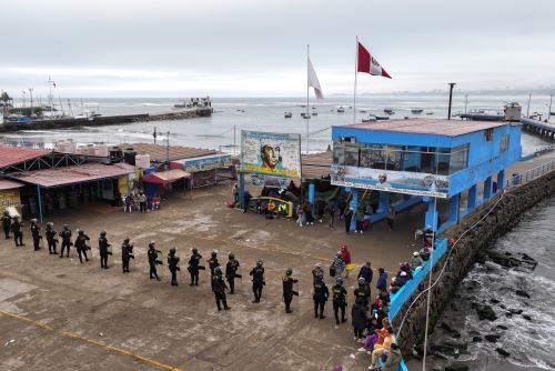 Tras fuerte enfrentamiento, autoridades recuperaron espacio público en terminal pesquero de Chorrillos. Un sector de la Costa Verde ha sido cerrado. Fotos: ANDINA/Braian Reyna