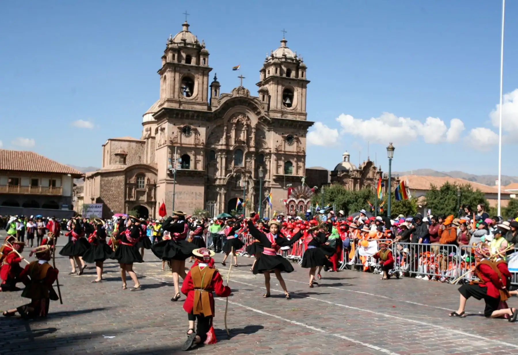 Junio es el mes estelar en Cusco. La ciudad imperial se viste de fiesta para celebrar su mes jubilar con diversas actividades como desfiles, danzas y el espectacular Inti Raymi. ANDINA/Percy Hurtado Santillán