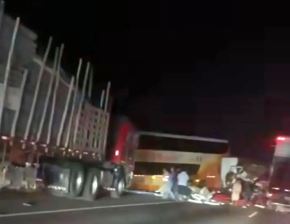 Un bus interprovincial de la empresa ITTSA protagonizó un triple choque al colisionar con un camión frigorífico y un camión furgón. ANDINA/Difusión