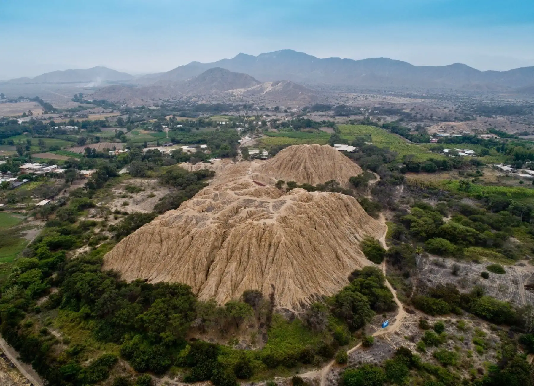 Huaca Rajada-Sipán es un importante sitio arqueológico de la cultura Moche, ubicado en Lambayeque. Este lugar saltó a la fama por ser el lugar donde el arqueólogo peruano Walter Alva y su equipo encontraron en 1987 la tumba del Señor de Sipán. Foto: ANDINA/difusión.
