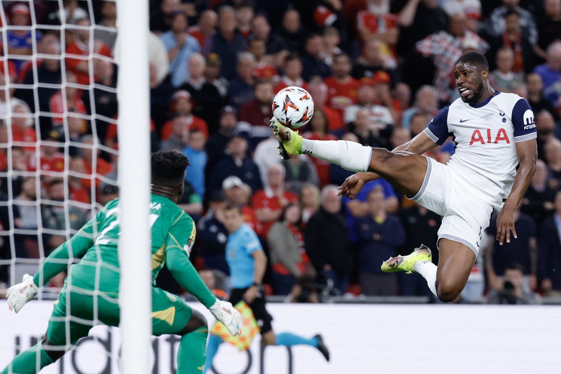 El defensa austriaco del Tottenham Hotspur, Kevin Danso, patea el balón durante la final de la UEFA Europa League entre el Tottenham Hotspur y el Manchester United en el estadio de San Mamés en Bilbao.
Foto: AFP