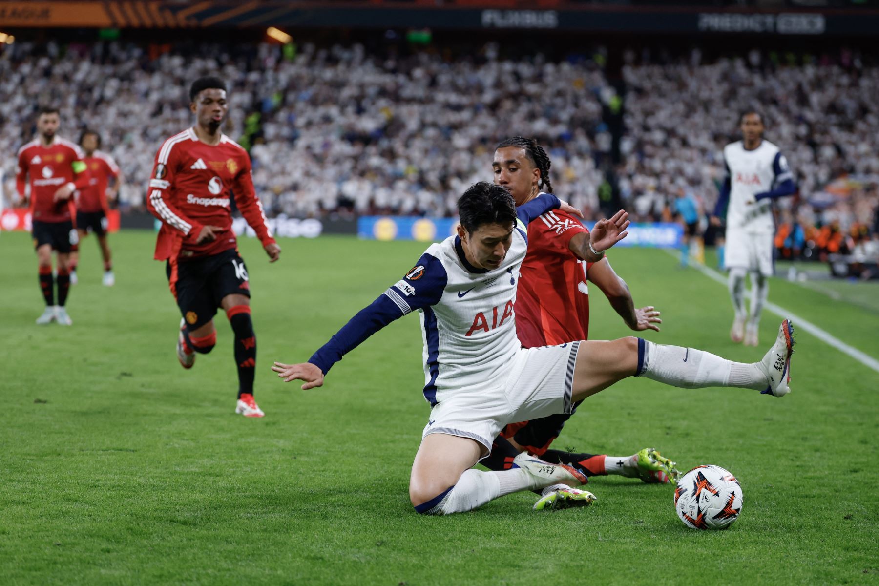 El defensa francés  del Manchester United, Leny Yoro , y el delantero surcoreano del Tottenham Hotspur, Son Heung-min, luchan por el balón durante la final de la UEFA Europa League entre el Tottenham Hotspur y el Manchester United en el estadio de San Mamés en Bilbao.
Foto: AFP