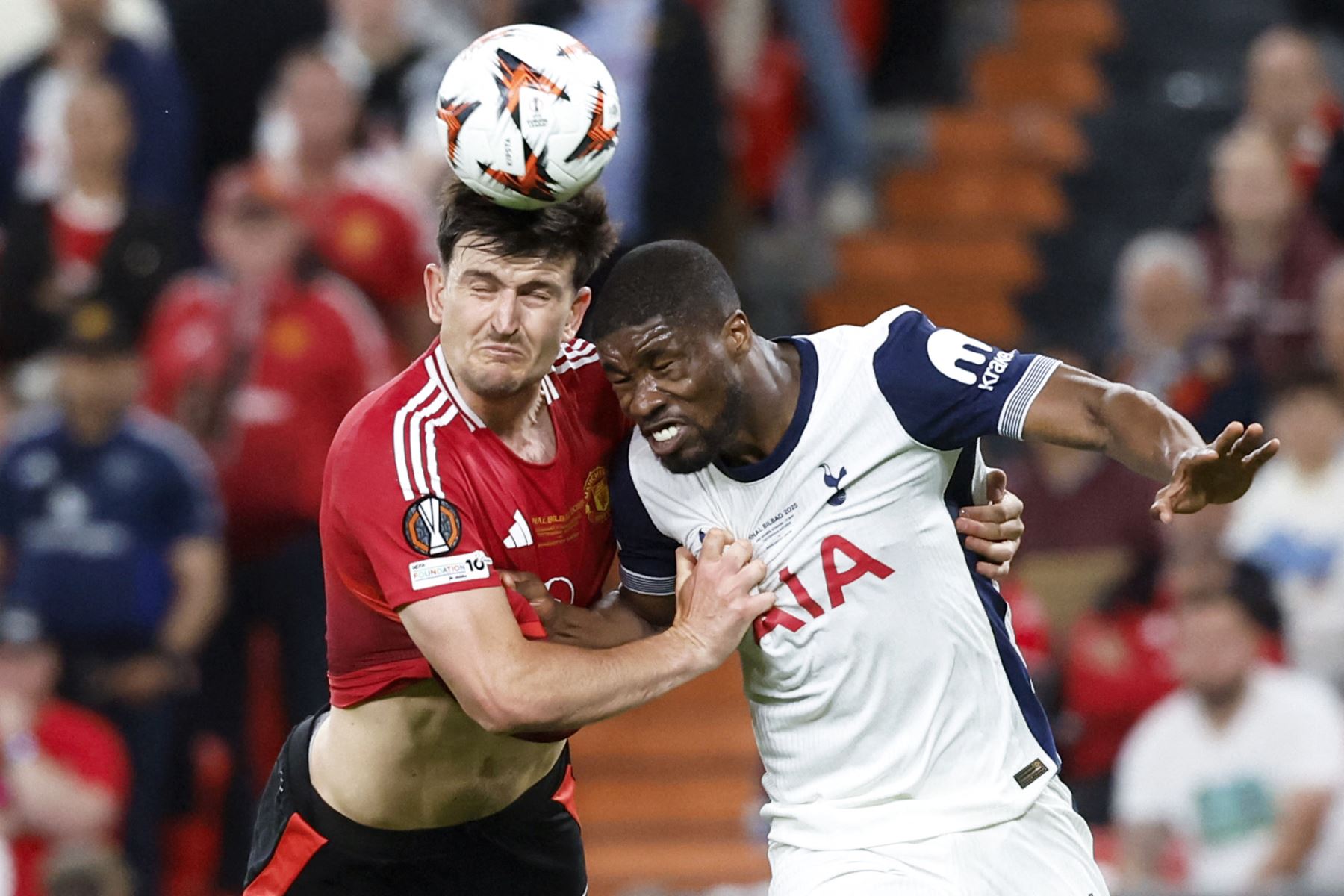 El defensa austriaco del Tottenham Hotspur, Kevin Danso, y el defensa inglés  del Manchester United, Harry Maguire, saltan para cabecear el balón durante el partido final de la UEFA Europa League entre el Tottenham Hotspur y el Manchester United en el estadio de San Mamés en Bilbao.
Foto: AFP