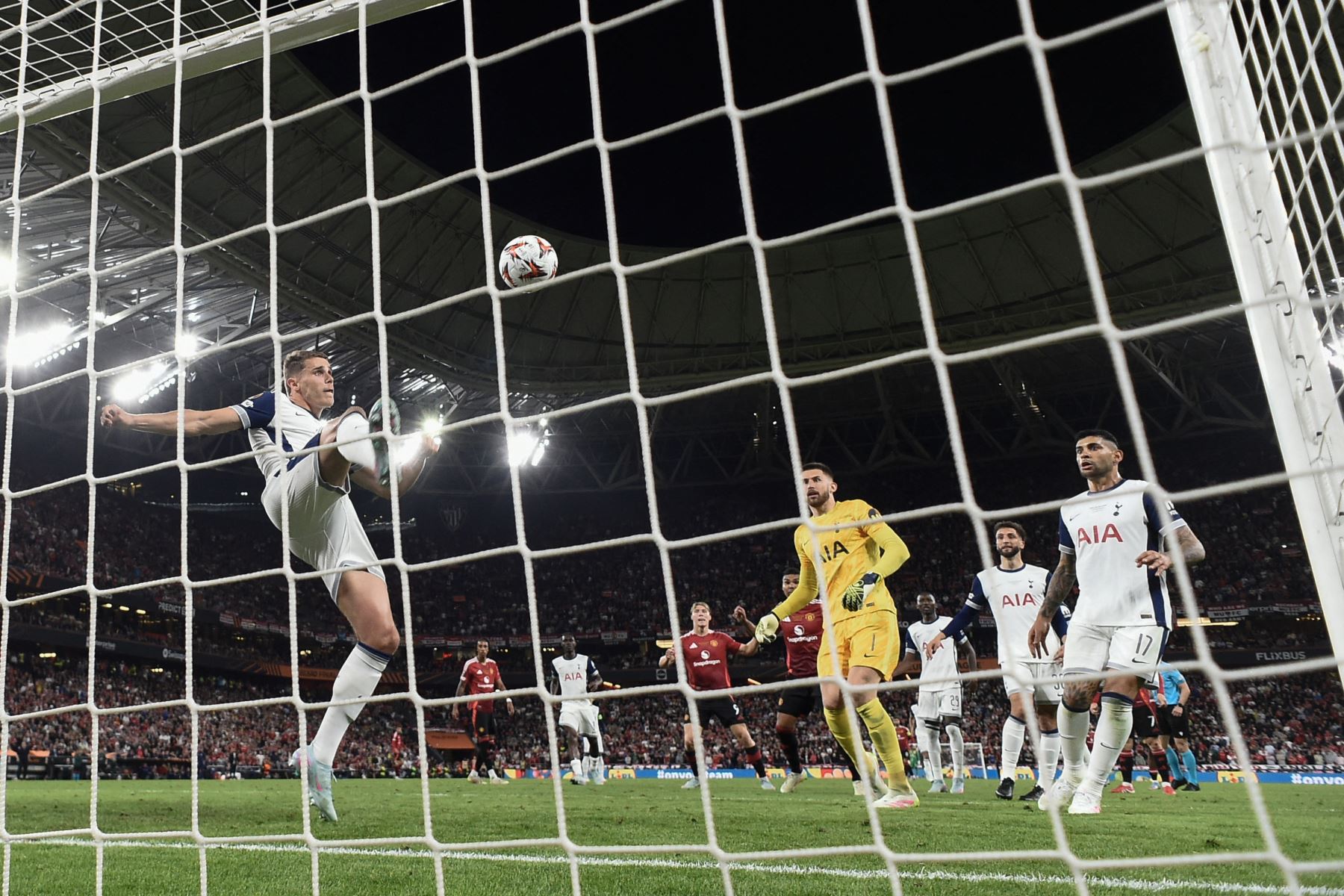 El defensa holandés del Tottenham Hotspur, Micky van de Ven, intenta despejar un disparo del delantero argentino del Manchester United, Alejandro Garnacho, durante la final de la UEFA Europa League entre el Tottenham Hotspur y el Manchester United en el estadio de San Mamés en Bilbao.
Foto: AFP