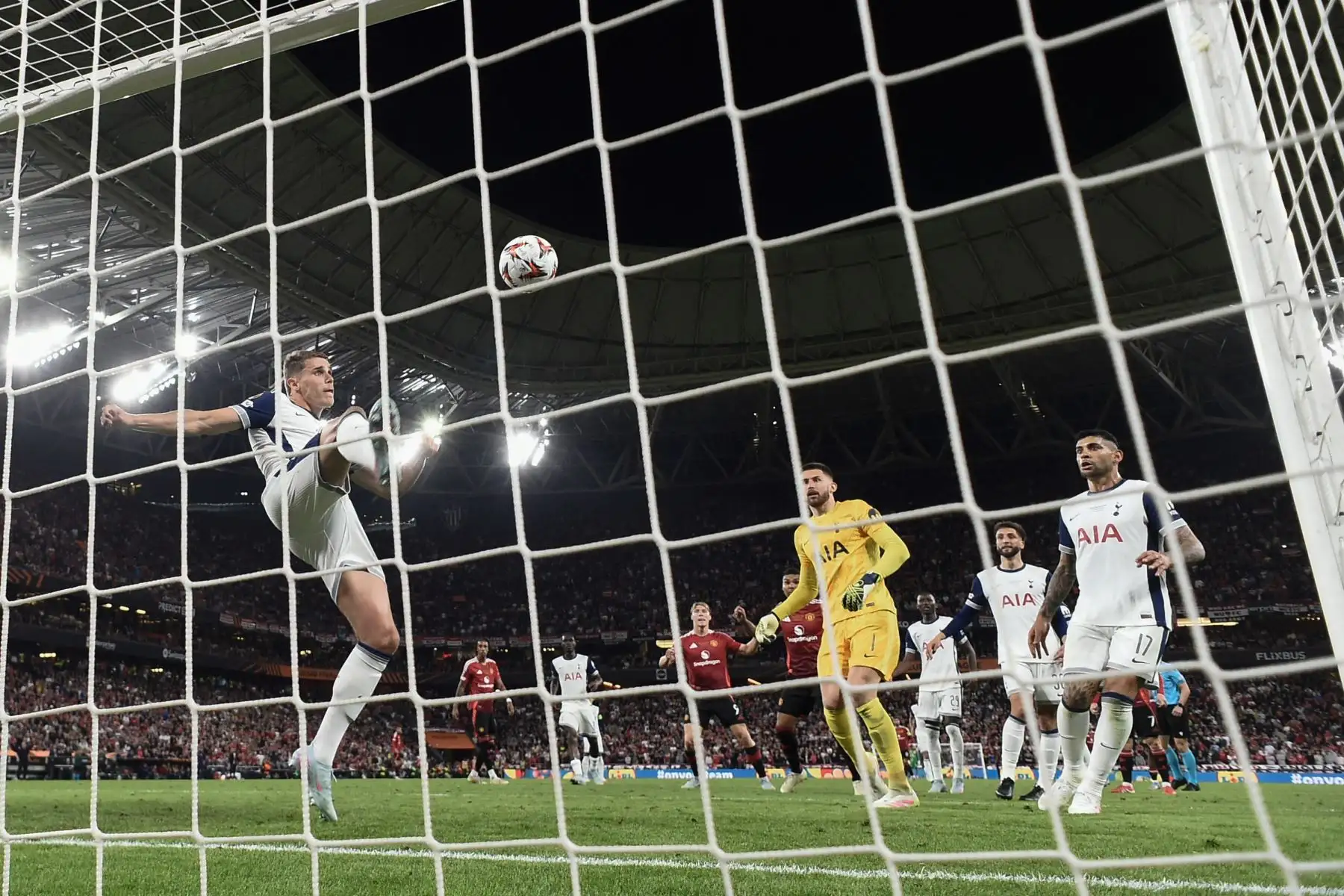 El defensa holandés del Tottenham Hotspur, Micky van de Ven, intenta despejar un disparo del delantero argentino del Manchester United, Alejandro Garnacho, durante la final de la UEFA Europa League entre el Tottenham Hotspur y el Manchester United en el estadio de San Mamés en Bilbao.
Foto: AFP
