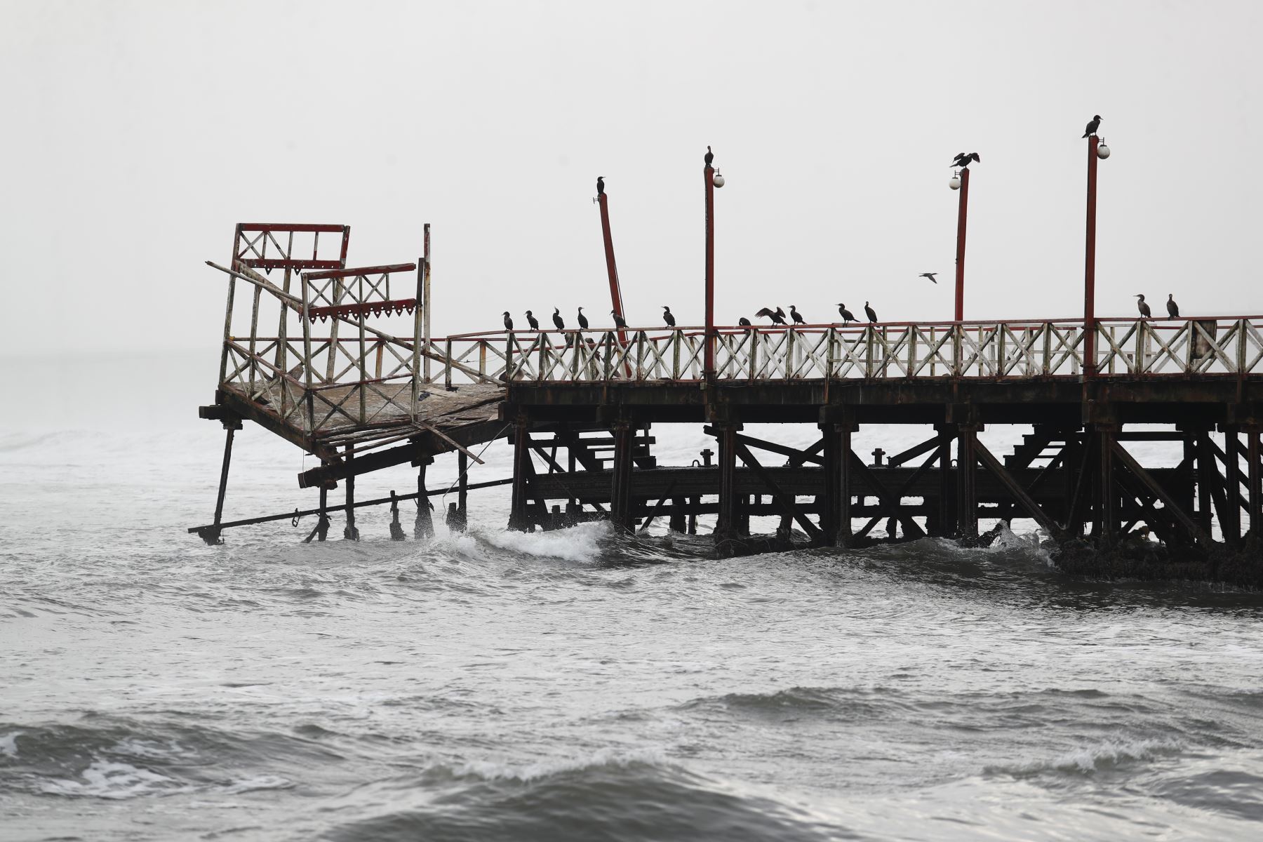 Tras el cierre del muelle turístico y escasez del flujo turístico desde hace tres años, Huanchaco ha perdido más de 3.0 millones de soles en divisas.ANDINA/Daniel Bracamonte