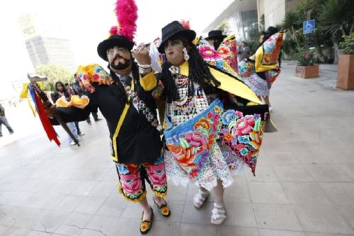 La Chonguinada es una danza satírica que parodia los bailes de salón europeos del siglo XVIII, como el minué, la contradanza o la pavana.