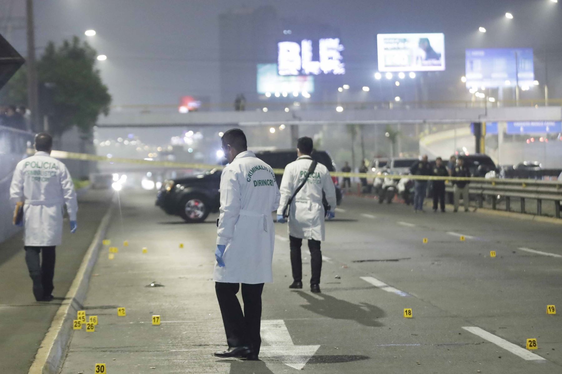 Tras una intensa persecución y fuego cruzado efectivos de la SUAT y agentes de la Dirincri neutralizaron a presuntos raqueteros en la vía Expresa, altura de La estación México del metro. Foto: ANDINA/Eddy Ramos Tras una intensa persecución y fuego cruzado efectivos de la SUAT y agentes de la Dirincri neutralizaron a presuntos raqueteros en la vía Expresa, altura de La estación México del metro. Foto: ANDINA/Eddy Ramos