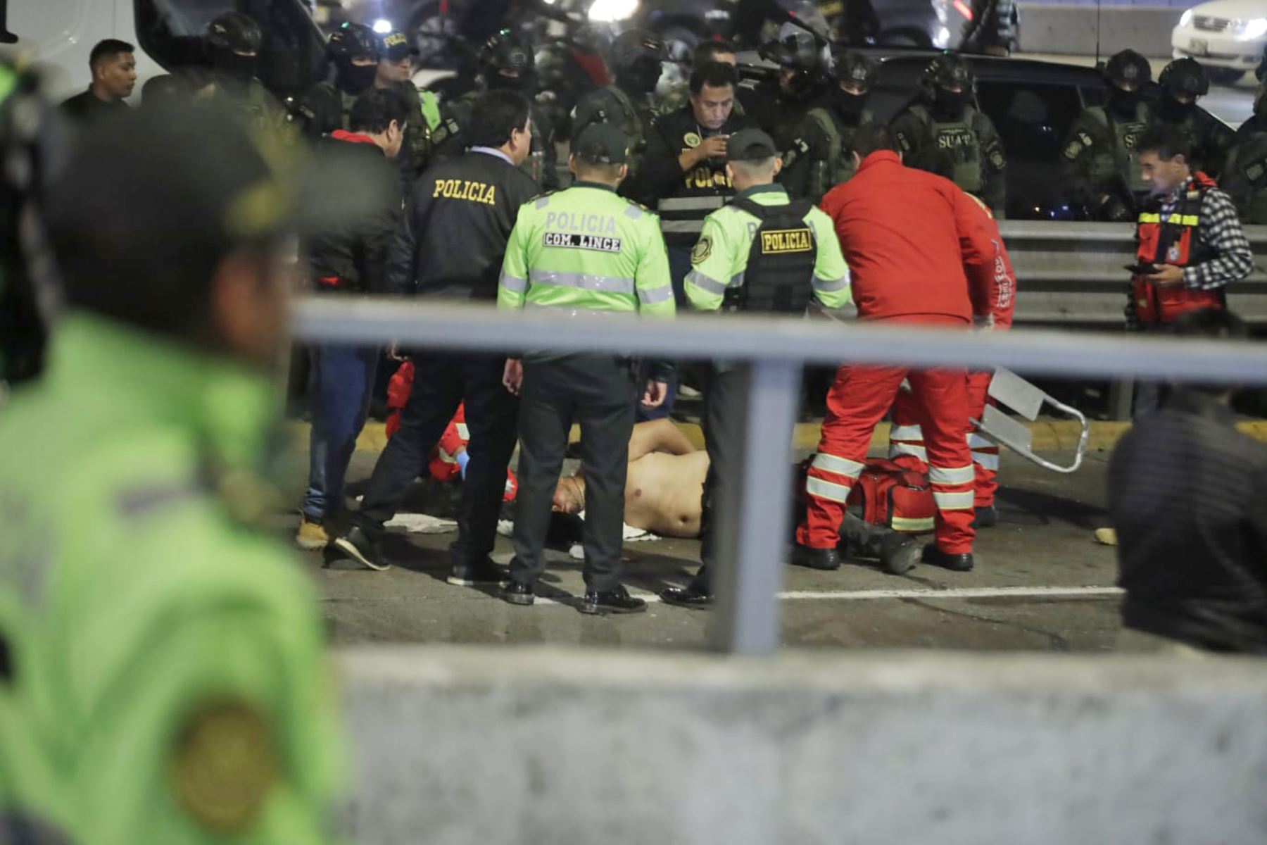Tras una intensa persecución y fuego cruzado efectivos de la SUAT y agentes de la Dirincri neutralizaron a presuntos raqueteros en la vía Expresa, altura de La estación México del metro. Foto: ANDINA/Eddy Ramos Tras una intensa persecución y fuego cruzado efectivos de la SUAT y agentes de la Dirincri neutralizaron a presuntos raqueteros en la vía Expresa, altura de La estación México del metro. Foto: ANDINA/Eddy Ramos