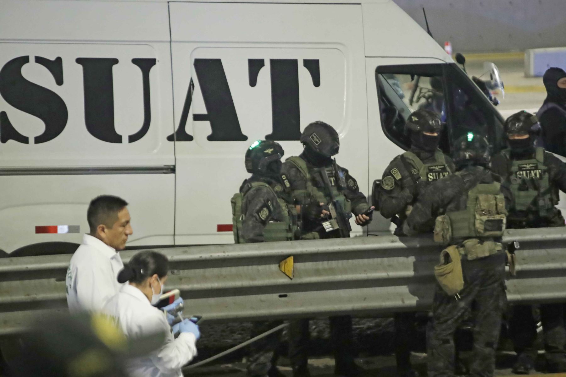 Tras una intensa persecución y fuego cruzado efectivos de la SUAT y agentes de la Dirincri neutralizaron a presuntos raqueteros en la vía Expresa, altura de La estación México del metro. Foto: ANDINA/Eddy Ramos Tras una intensa persecución y fuego cruzado efectivos de la SUAT y agentes de la Dirincri neutralizaron a presuntos raqueteros en la vía Expresa, altura de La estación México del metro. Foto: ANDINA/Eddy Ramos