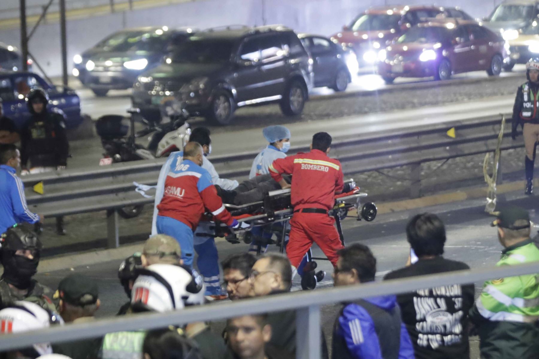 Tras una intensa persecución y fuego cruzado efectivos de la SUAT y agentes de la Dirincri neutralizaron a presuntos raqueteros en la vía Expresa, altura de La estación México del metro. Foto: ANDINA/Eddy Ramos
