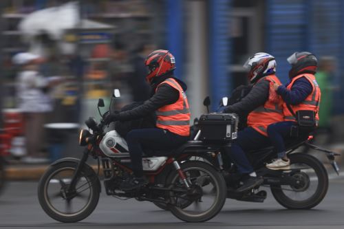 A partir de este jueves 22 de mayo es obligatorio el uso del casco certificado y chaleco retroreflectante para motociclistas de Lima Metropolitana y Callao, zonas actualmente declaradas en estado de emergencia. Foto: ANDINA/Jhonel Rodríguez Robles