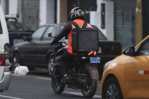 A partir de este jueves 22 de mayo es obligatorio el uso del casco certificado y chaleco retroreflectante para motociclistas de Lima Metropolitana y Callao, zonas actualmente declaradas en estado de emergencia. Foto: ANDINA/Jhonel Rodríguez Robles