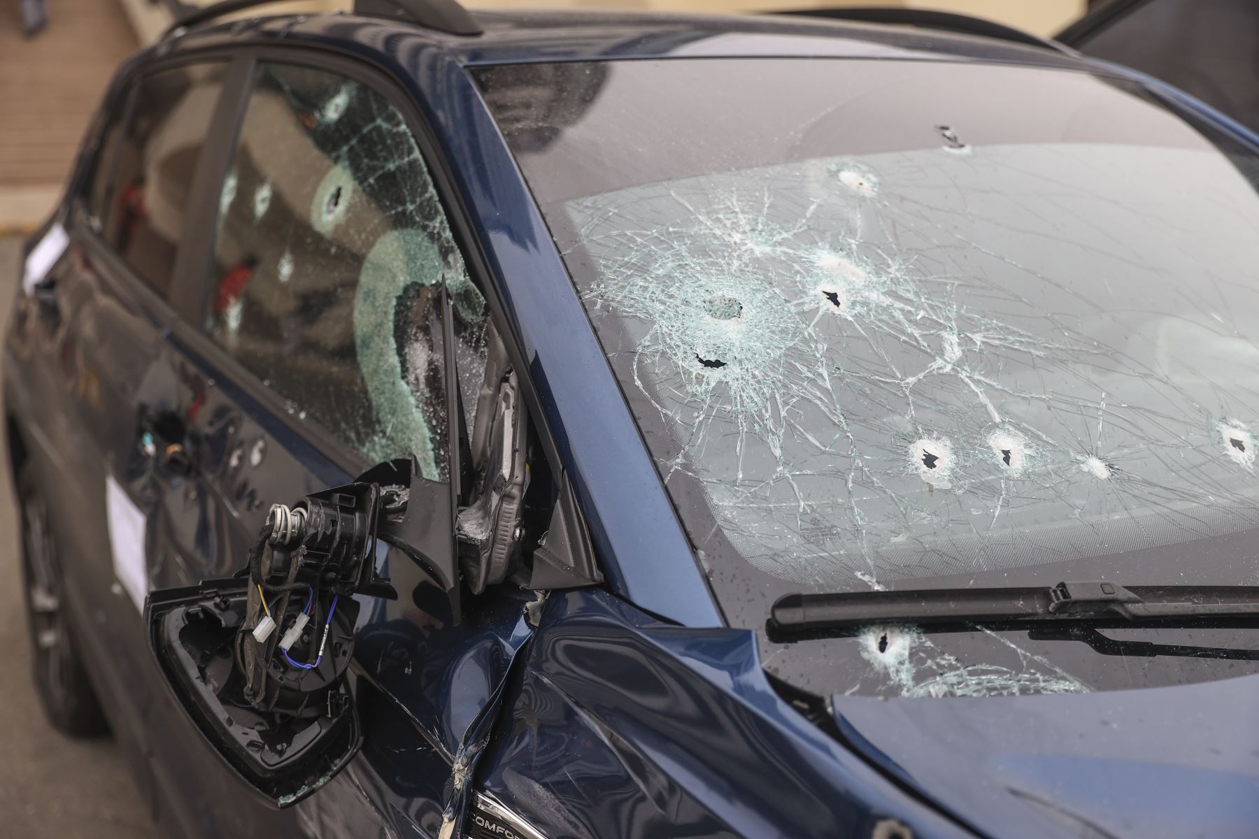 Así quedó el auto donde viajaban los delincuentes; el vehículo fue llevado a la sede de la Dirincri. Fotos: ANDINA/Jhonel Rodríguez Robles