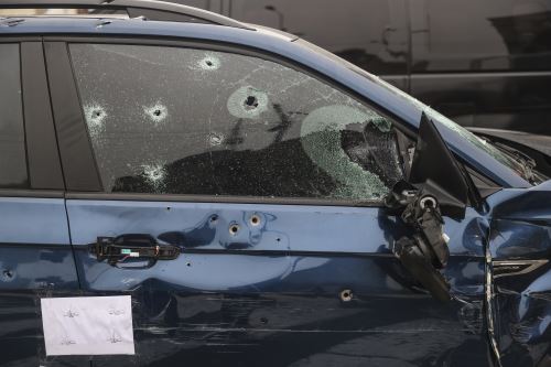 Así quedó el auto donde viajaban los delincuentes; el vehículo fue llevado a la sede de la Dirincri. Fotos: ANDINA/Jhonel Rodríguez Robles