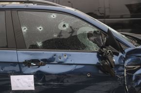 Así quedó el auto donde viajaban los delincuentes; el vehículo fue llevado a la sede de la Dirincri. Fotos: ANDINA/Jhonel Rodríguez Robles