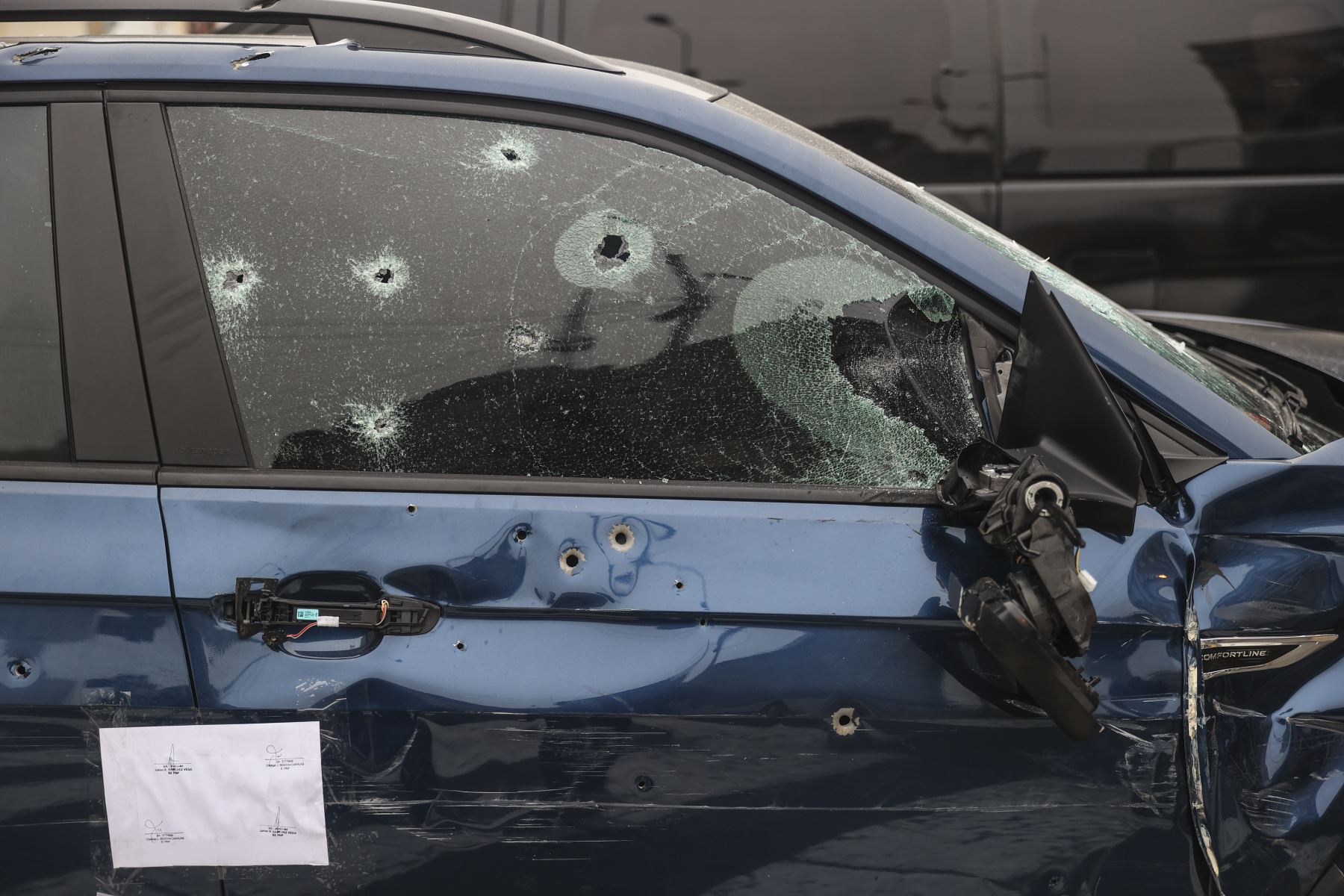 Así quedó el auto donde viajaban los delincuentes; el vehículo fue llevado a la sede de la Dirincri. Fotos: ANDINA/Jhonel Rodríguez Robles