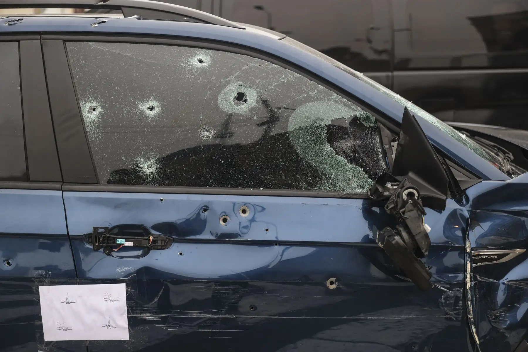 Así quedó el auto donde viajaban los delincuentes; el vehículo fue llevado a la sede de la Dirincri. Fotos: ANDINA/Jhonel Rodríguez Robles
