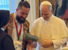 El papa León XIV recibió el zapallo loche, uno de los productos emblemáticos de Lambayeque, por la delegación de Chiclayo que lo visitó en el Vaticano. Captura TV