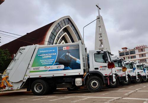 Un flota conformada por 14 camiones compactadores, valorizada en 6.9 millones de soles, entregó el Minam a la Municipalidad Provincial de Coronel Portillo para mejorar el servicio de limpieza pública. ANDINA/Difusión