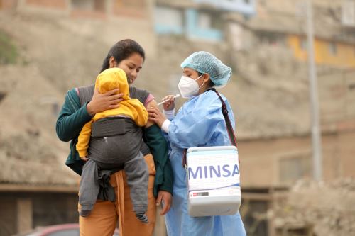 El Ministerio de Salud transfirió S/ 2.6 millones a cinco regiones del país para intensificar la campaña de vacunación contra la fiebre amarilla y otras acciones contra esta enfermedad. ANDINA/Difusión
