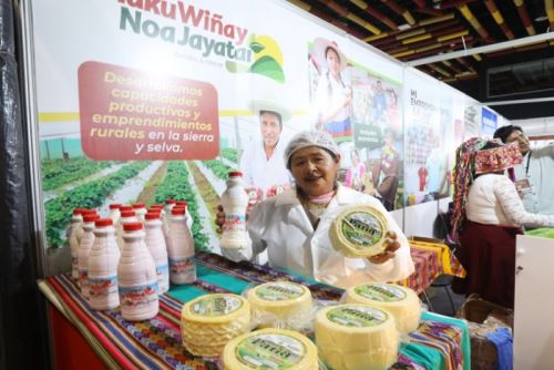 Titular del Midis, Leslie Urteaga, participó este mediodía en la inauguración del III Salón del Queso Peruano, donde emprendedores de todo el país exhiben sus productos lácteos y acceden a nuevos mercados.