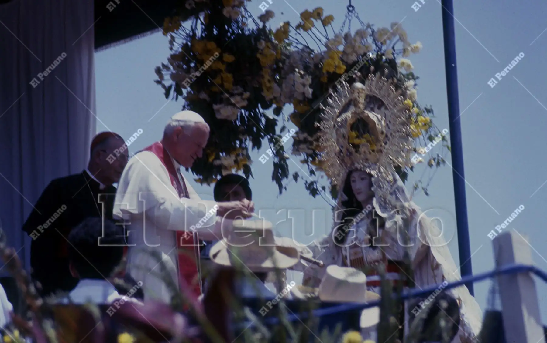 Piura - 4 feb 1985 / Durante su penúltimo día de visita al Perú, El Papa Juan Pablo II rindió homenaje e impuso una medalla de oro a la Virgen de las Mercedes de Paita coronada por el Papa Juan XXIII en 1960. Foto: Archivo Histórico El Peruano