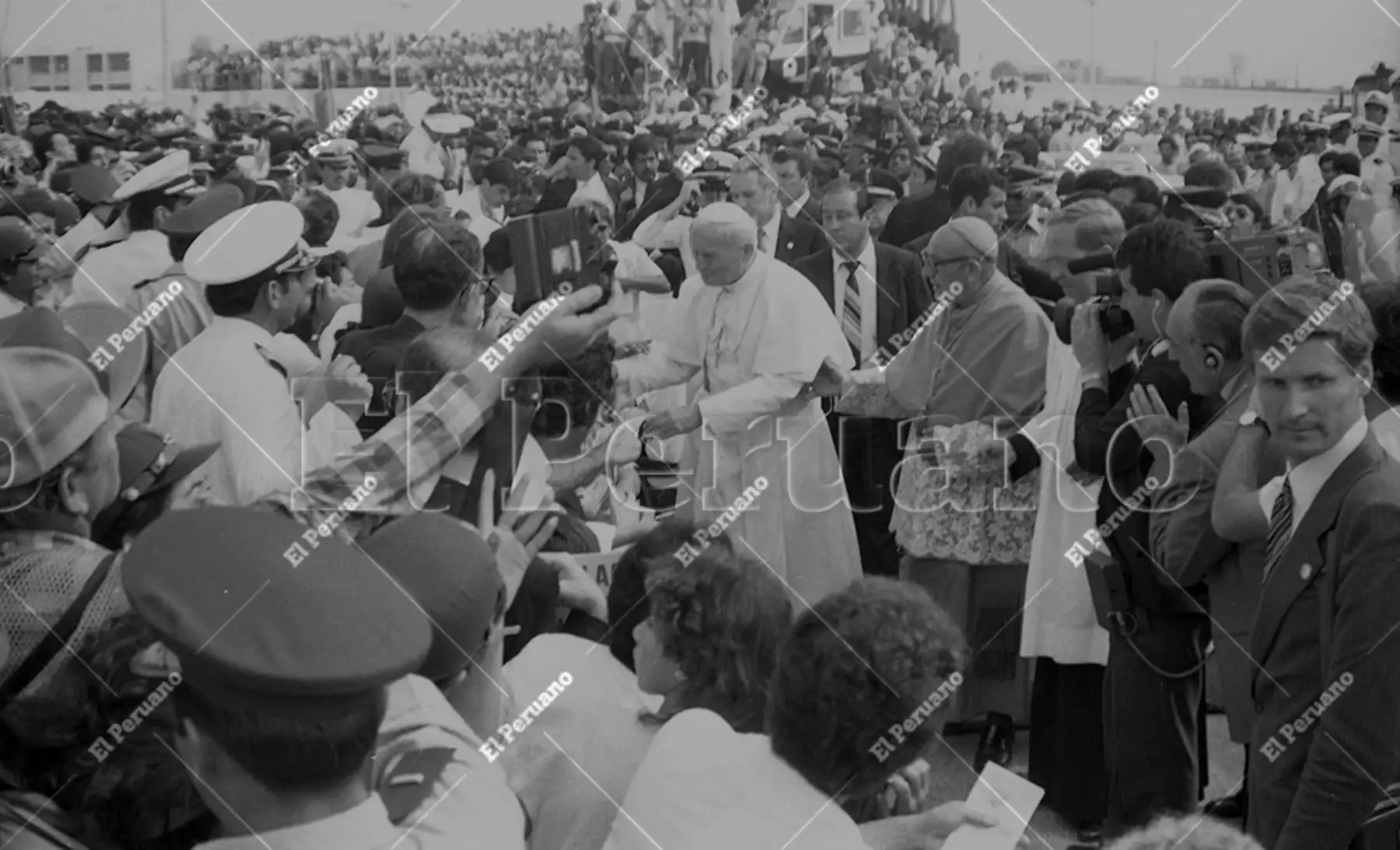 Callao - 4 febrero 1985 / El Papa Juan Pablo II, junto al obispo del Callao Ricardo Durand Florez, saluda a enfermos y discapacitados con quienes sostuvo un encuentro pastoral. Foto: Archivo Histórico El Peruano