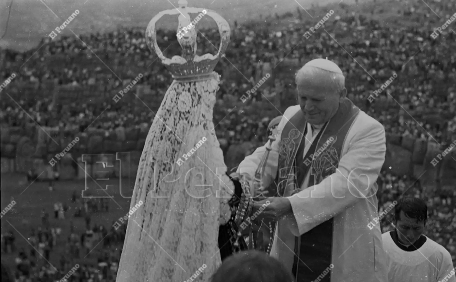 Cusco - 3 febrero 1985 / Al término de su mensaje el Papa Juan Pablo II coronó a la Virgen del Carmen de Paucartambo y colocó en su mano un rosario de oro, ante la ovación de la multitud apostada en la fortaleza de Sacsayhuaman. Foto: Archivo Histórico El Peruano